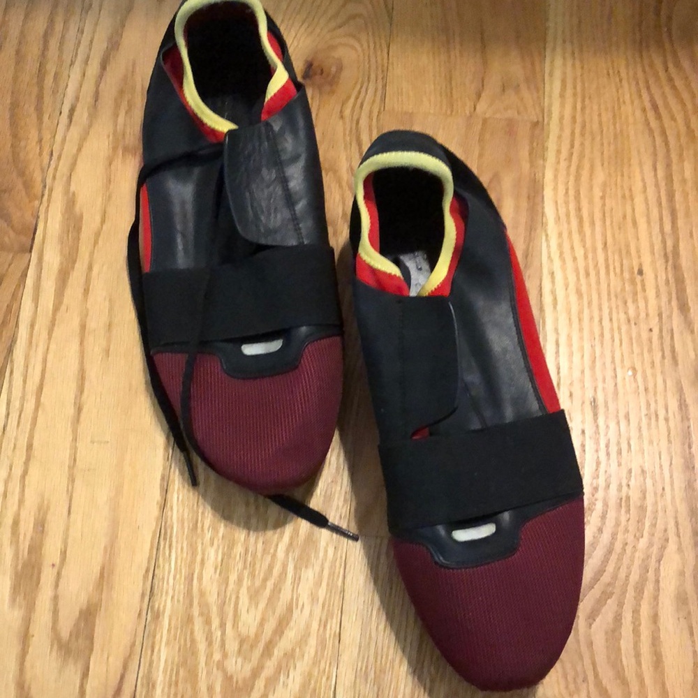 Balenciaga Black and Burgundy Athletic Shoes for Men - Picture 2 of 8